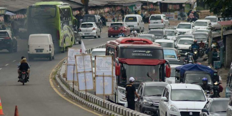 Arus lalu lintas di Kawasan Nagreg hingga H+3 lebaran masih terpantau landai. Angka kendaraan yang melintas terhitung masih flukuatif.