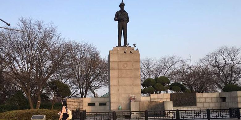 Patung Jenderal Douglas MacArthur di Taman Jayu, Incheon, Korea Selatan. Sekitar patung terdapat taman dengan bunga beraneka warna.