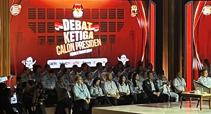 Kawal Prabowo Debat Isu Pertahanan, Ketua Komisi I DPR Sibuk Catat Paparan Anies-Ganjar
