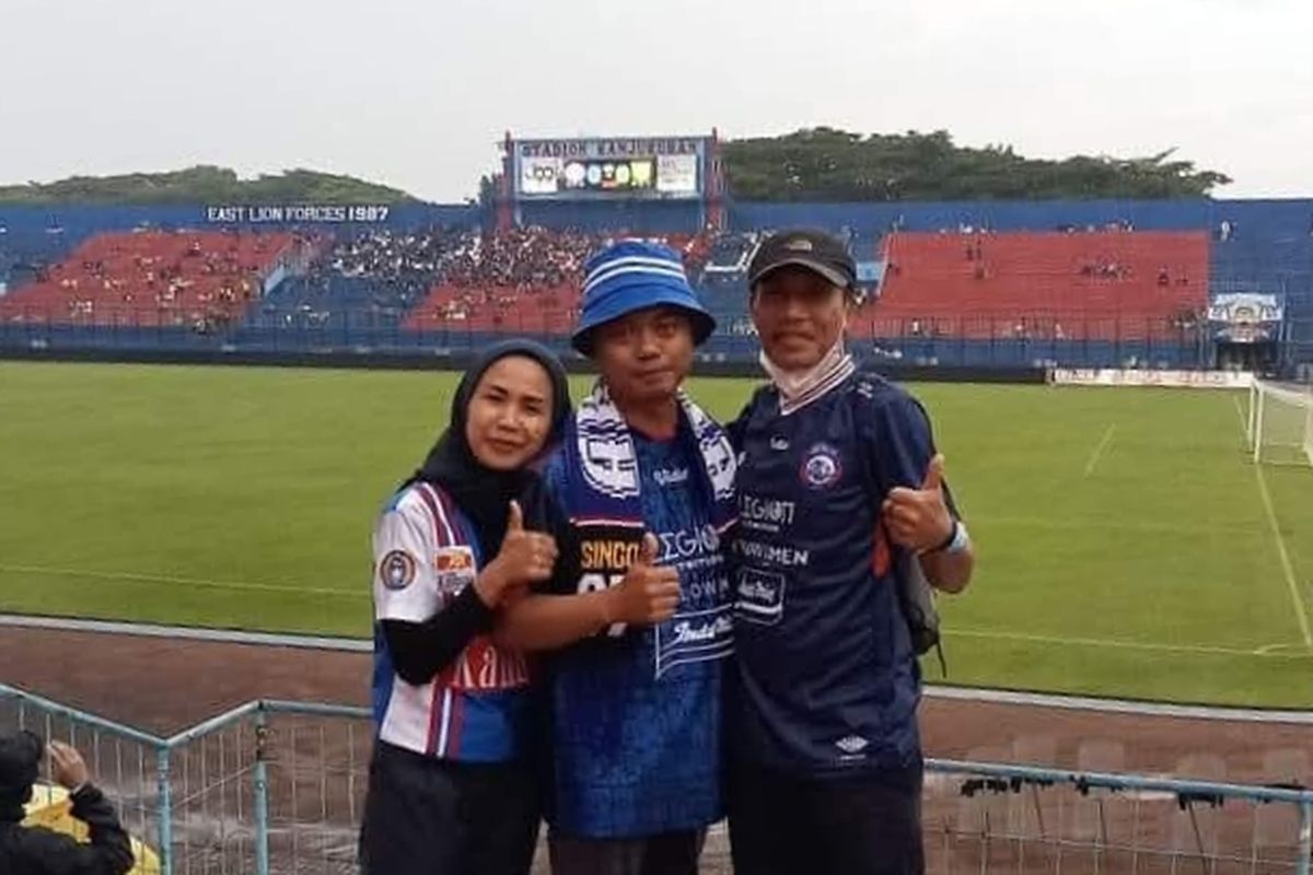 Edi Sutrisno, Aremania asal Banyuwangi, saat di Stadion Kanjuruhan, dua jam sebelum tragedi Kanjuruhan terjadi. 
