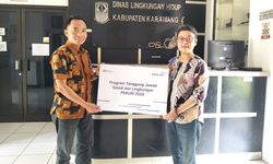 Ikut Lestarikan Lingkungan, Peruri Serahkan Bibit Pohon ke Pemkab Karawang