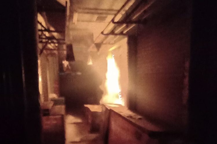 Pasar Raya Padang, Sumatera Barat terbakar. Enam petak toko menjadi abu, Senin (4/11/2019) dinihari