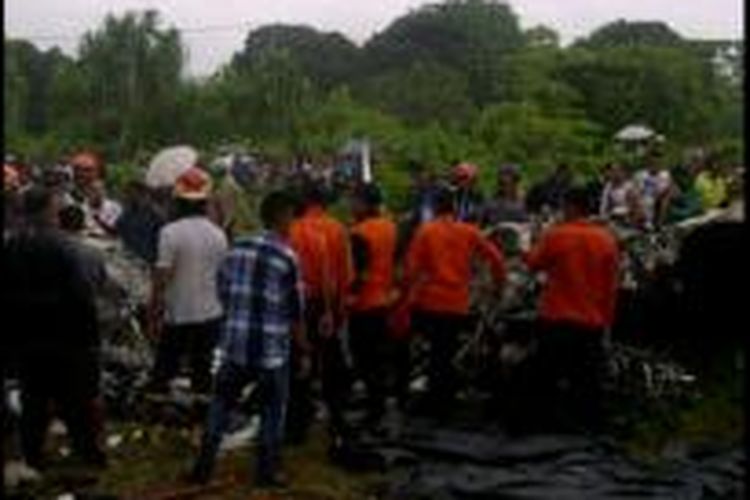 Tim penolong dan warga berkerumun di lokasi jatuhnya pesawat di Tual, Maluku.