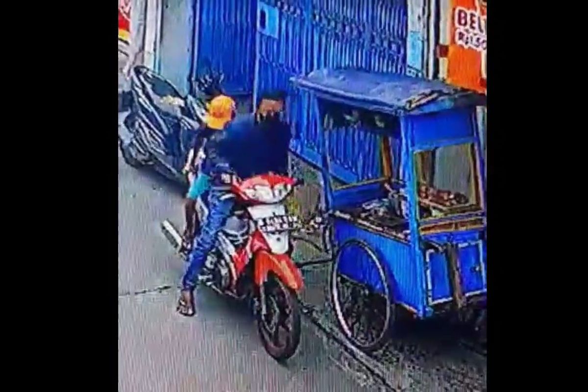 Tangkapan layar seorang pria nekat membawa anak kecil saat mencuri tabung gas elpiji milik pedagang martabak di Jalan Pedongkelan Raya, Cilincing, Jakarta Utara pada Minggu (2/10/2022). 