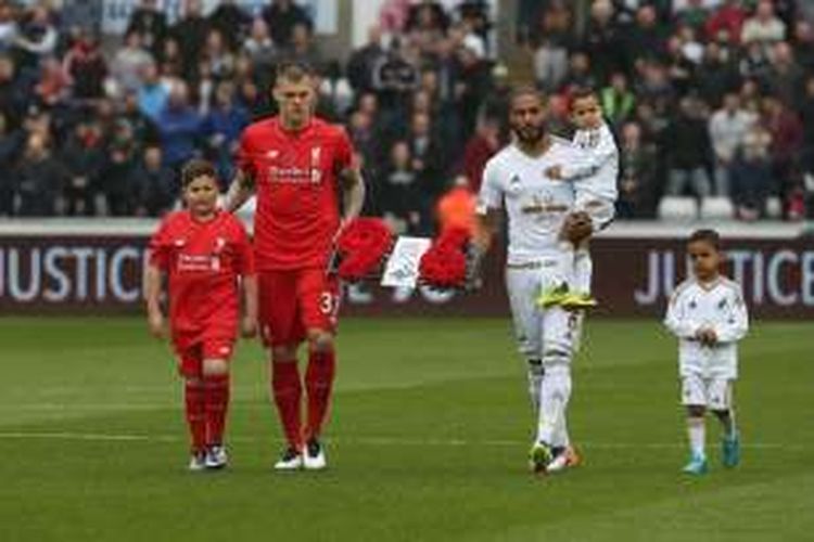 Martin Skrtel dan Ashley Williams membawa karangan bunga untuk mengenang 86 korban Tragedi Hillsborough, jelang pertandingan Swansea City vs Liverpool di Stadion Liberty, Minggu (1/5/2016). 