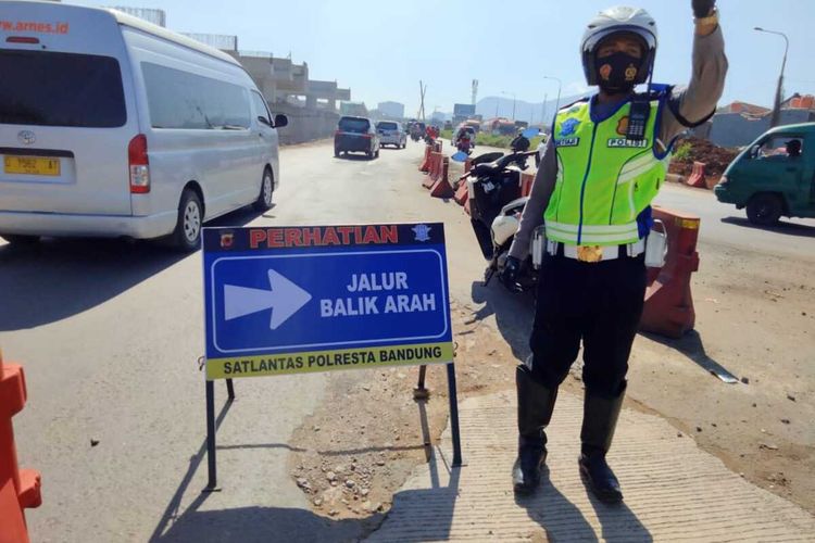 Petugas mencoba menghalau pengendara dari luar Kota Bandung yang tidak dapat menunjukan hasil swab antigen, larangan mudik 2021 dan larangan mudik lebaran 2021.