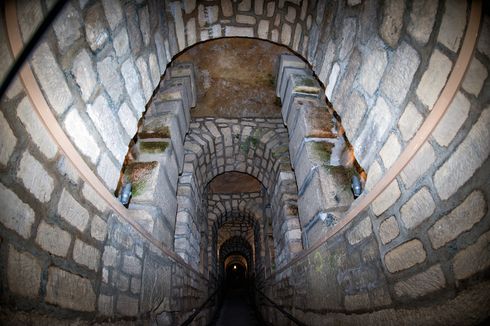 Serasa Uji Nyali, Menyusuri Lorong Misterius Penuh Tulang Manusia