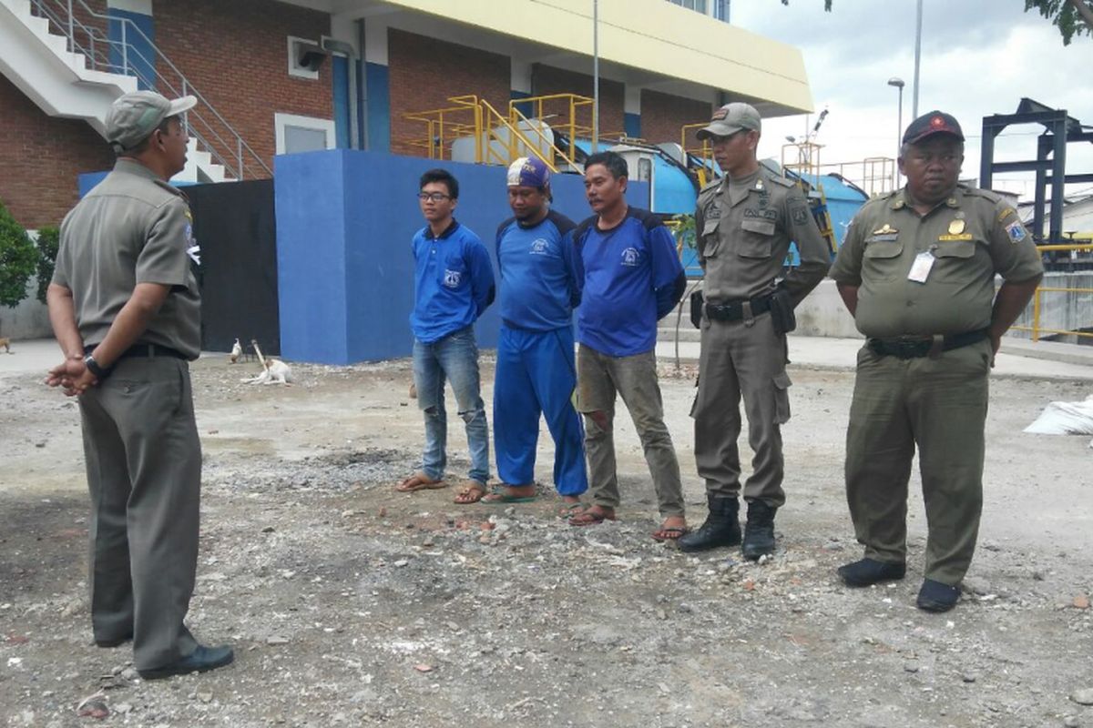 Petugas satpol PP bersama petugas dinas Tata Air melakukan apel siaga di rumah pompa Pluit, Jakarta Utara , Jumat (15/12/2017)