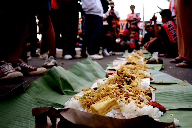 The Jak Mania Pamulang makan bersama sebelum pertandingan pekan 7 Liga 1 2022-2023 Arema FC Vs Persija Jakarta di Stadion Kanjuruhan Kepanjen Kabupaten Malang, Minggu (28/8/2022) sore.