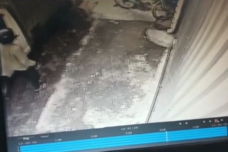 Rekaman CCTV pencurian 