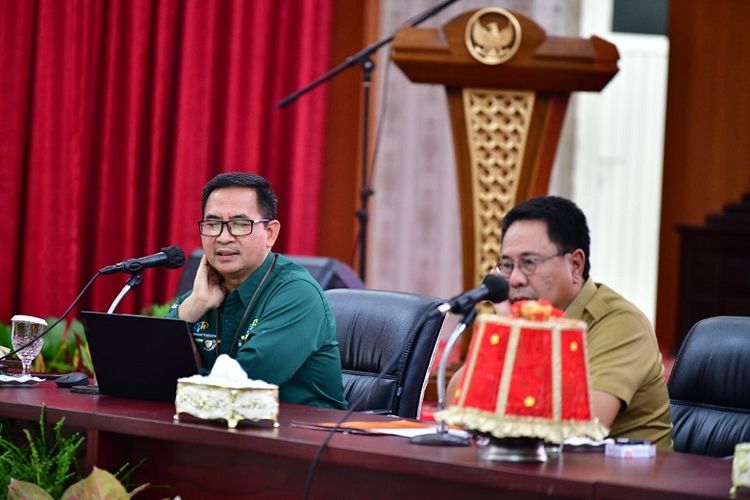 Gubernur Sulsel Andi Sudirman Sulaiman memimpin Rapat Evaluasi Statistik Tahun 2022 Provinsi Sulsel di Baruga Karaeng Pattingalloang, Rumah Jabatan Gubernur, Makassar, Sulsel, Selasa (24/1/2023).