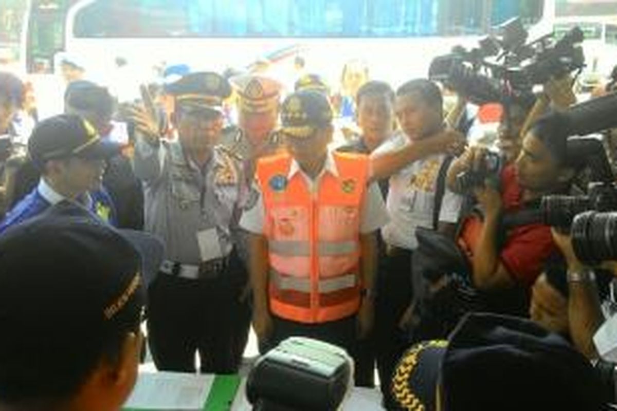 Kepala Terminal Kampung Rambutan Laudin Situmorang (kiri) saat mendampingi Menteri Perhubungan Ignasius Jonan melakukan Inspeksi, Jakarta, Senin (23/3/2015)