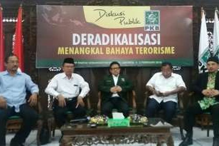 Pengamat Terorisme dan mantan Anggota Jemaah Islamiyah, Nasir Abbas; Direktur Jenderal Bimbingan Masyarakat (Bimas) Islam Kementerian Agama, Machasin; Ketua Umum DPP PKB, Muhaimin Islandar; Kepala BNPT Saud Usman; dan Anggota DPR RI Komisi VIII FKB, Gus An'im Falahuddin Mahrus (paling kiri ke kanan) di Kantor DPP PKB, Jakarta Pusat, Senin (2/2/2016)