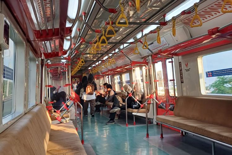 Suasana di dalam KRL Jogja-Solo.