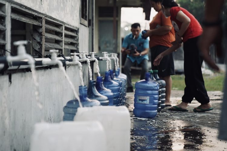 Kemarau Ekstrem, Warga Pontianak Hadapi Air Asin PDAM dan Stok Galon Terbatas