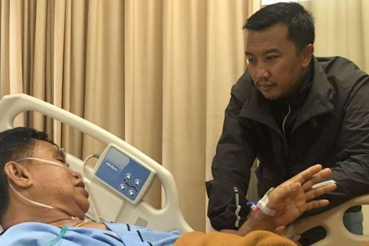 Menpora Imam Nahwari menjenguk mantan juara dunia rtinju, Elly Pical di RS Harapan Kita, Sabtu (18/02/2017).