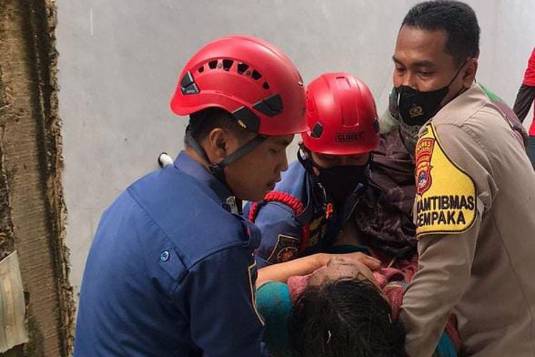 Petugas Damkar dan Polsek Cempaka, Banjarbaru, Kalsel berhasil mengevakuasi IRT yang terjatuh di sumur sedalam 12 meter, Rabu (26/1/2022). 