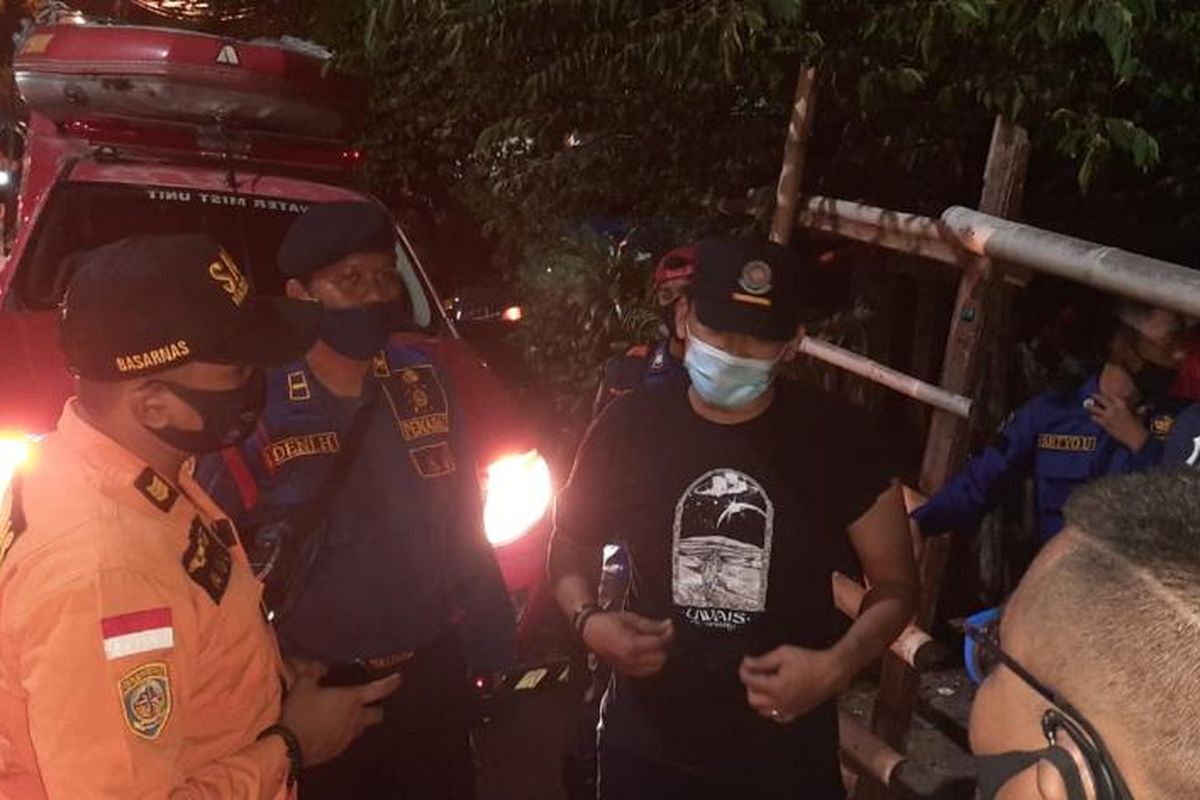 Tim Pencarian Melakukan Koordinasi di lokasi tenggelamnya seorang bocah laki-laki di Kali Angke Hulu, Jakarta Barat, Senin (5/10/2020). Unsur-unsur SAR gabungan yang terlibat dalam operasi SAR terdiri dari Tim rescue Kantor Pencarian dan Pertolongan Jakarta, Polsek Rawa Buaya, Damkar Jakbar, Satpol PP, PMI Jakbar, Babinsa, Tagana Dinas Sosial, ACT, IEA Jakbar, Dompet Dhuafa, Pala Baja, Potsar Kedoya, VSE, CAT, Semut Adventure, Keluarga Korban, dan Masyarakat Setempat.
