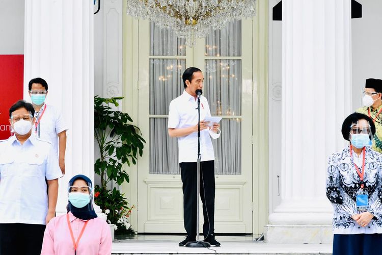 Agustini Setiyorini (berbaju pink), mewakili buruh untuk vaksinasi perdana bersama Presiden Joko Widodo di Istana Kepresidenan, Jakarta, Rabu (13/1/2021).