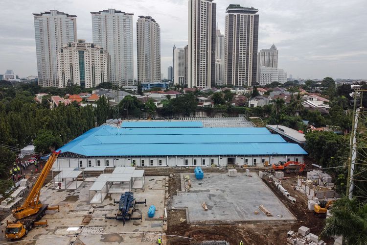 Progres pembangunan rumah sakit rujukan Covid-19 di Lapangan Bola Simprug, Jakarta Selatan, Sabtu (2/5/2020). Pertamina membangun rumah sakit darurat yang sudah memasuki progress pekerjaan 35 persen sejak awal dimulainya pekerjaan pada 22 April 2020 yang lalu, dan direncanakan akan mulai beroperasi pada 1 Juni 2020 mendatang.