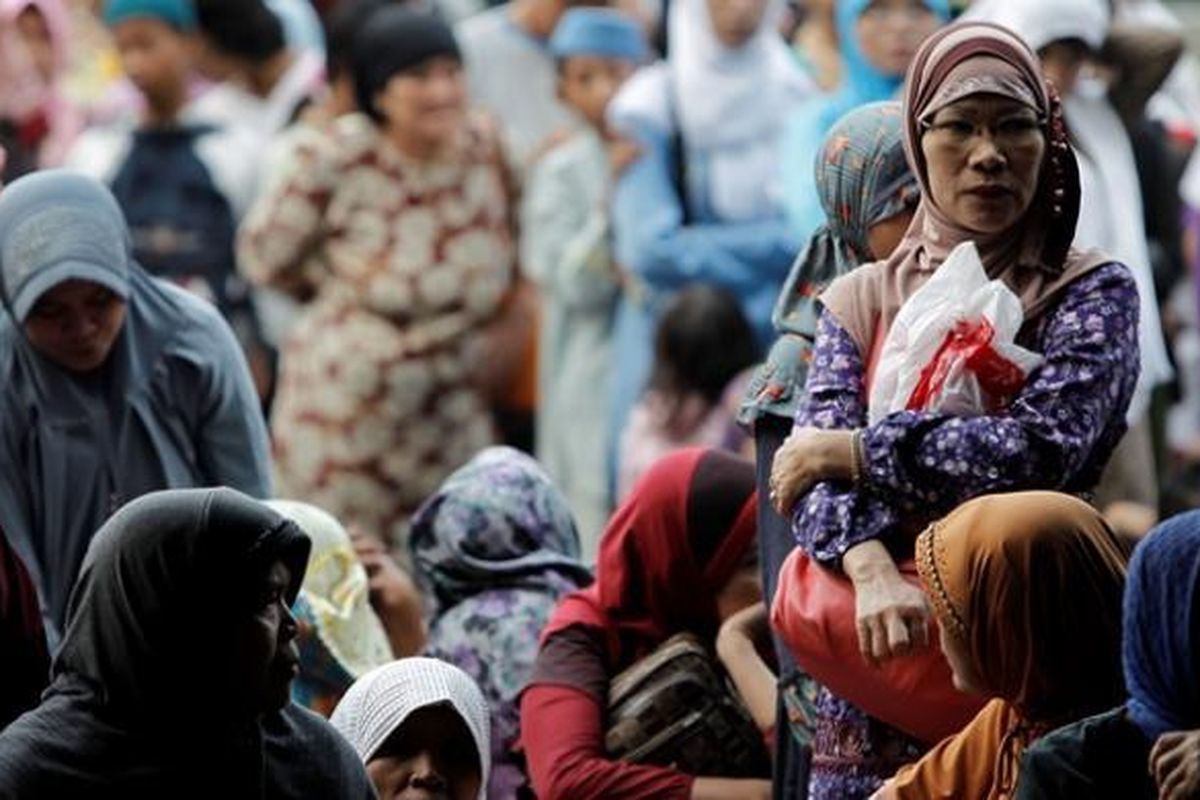 Ilustrasi zakat: Warga antre masuk ke Masjid Istiqlal, Jakarta.