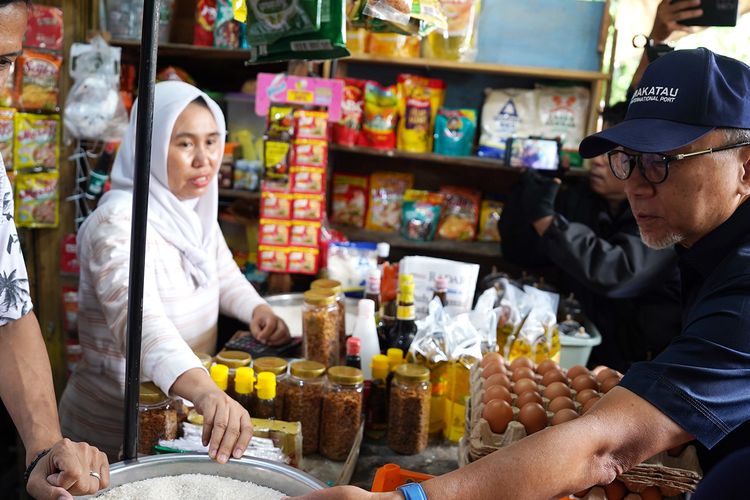 Menteri Perdagangan (Mendag) Zulkifli Hasan saat mengunjungi Pasar Kangkung, di Bandar Lampung, Lampung, Jumat, (8/3/2024).
