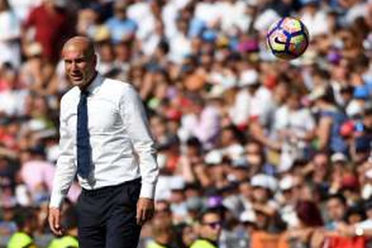 Pelatih Real Madrid, Zinedine Zidane, berdiri di sisi lapangan saat timnya melawan Osasuna pada laga La Liga, di Stadion Santiago Bernabeu, Sabtu (10/9/2016).