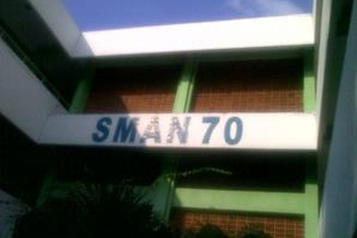 Sekolah Menengah Atas Negeri (SMAN) 70 Jakarta membantah telah melakukan komersialisasi pendidikan. 
