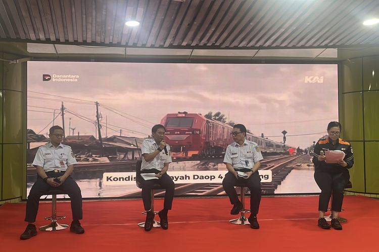 Direktur Utama (Dirut) PT Kereta Api Indonesia atau KAI (Persero) Bobby Rasyidin (tengah) dalam konferensi pers terkait gangguan perjalanan kereta di Stasiun Gambir, Jakarta, Minggu (18/1/2026).