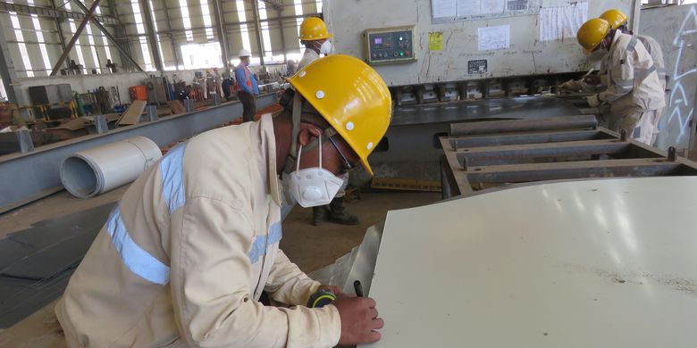 Terlihat para pekerja dari PT Indonesia Weda Bay Industrial Park (IWIP) sedang beraktivtias di Kawasan Industri Teluk Weda Bay, Halmahera Tengah, Maluku Utara. 