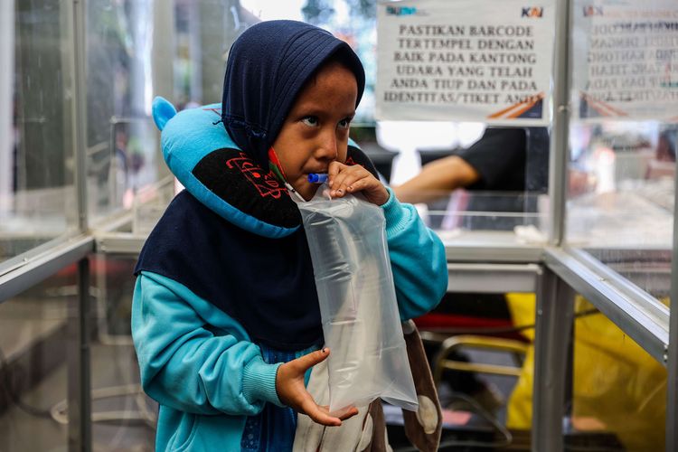 Calon penumpang melakukan tes Antigen atau GeNose di Stasiun Pasar Senen, Jakarta Pusat, Senin (3/5/2021). Per 1 Mei 2021, tercatat sudah ada lebih dari 6.000 calon penumpang yang akan diberangkatkan dengan keberangkatan didominasi oleh penumpang ke arah Jawa Tengah dan Jawa Timur khususnya Malang dan Surabaya.