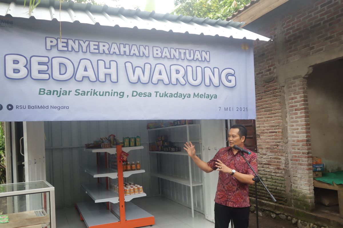 Bupati Jembrana I Made Kembang Hartawan saat menyerahkan bantuan program Bedah Warung dari Rumah Sakit (RS) dari BaliMed, di Sarikuning, Desa Tukadaya, Jembrana, Bali, Rabu (7/5/2025). 