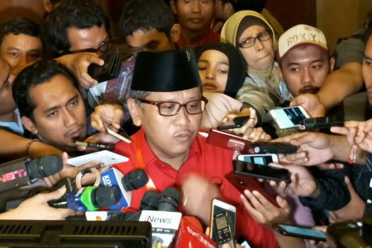 Sekretaris Jenderal PDI-Perjuangan Hasto Kristiyanto ditemui usai perayaan HUT PDI-P ke-45, di Jakarta Convention Center, Jakarta, Rabu (10/1/2018).