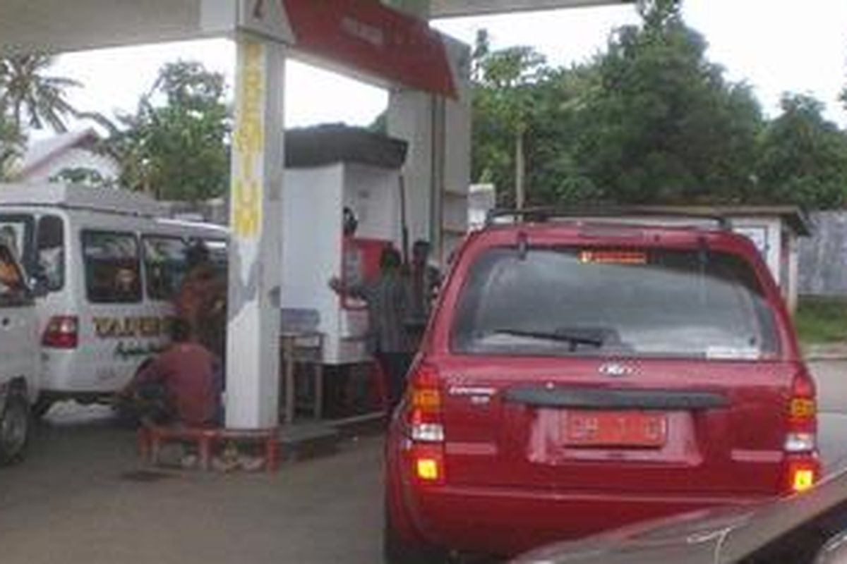 Mobil Dinas Bupati TTU, Jenis Ford Escape Warna Merah Bernomor Polisi DH 1 D, Sementara Antri di Premium Subsidi, Sabtu (5/1/2013)