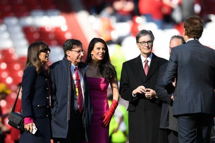 Pemilik Liverpool, John W Henry, berada di lapangan Stadion Anfield seusai laga Premier League kontra Wolverhampton Wanderers pada 12 Mei 2019.