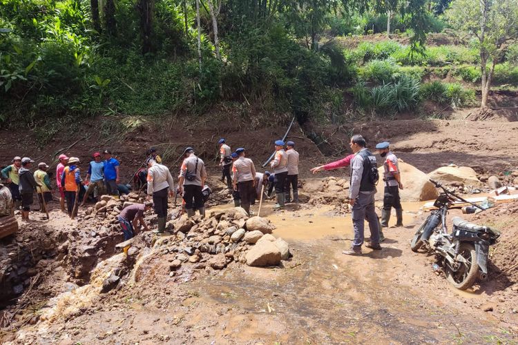 Penanganan bencana banjir bandang di Dusun Semoyo, Desa Blimbing, Kecamatan Mojo, Kabupaten Kediri, Jawa Timur, oleh petugas gabungan.