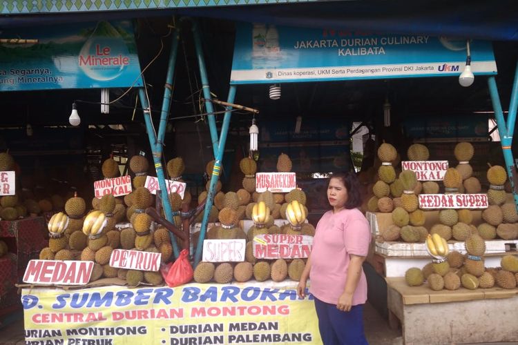 Diroh (45), salah satu pedagang durian di Sentra Durian Kalibata, Jakarta Selatan, setia menunggu pembeli yang datang. Menurutnya, pembeli biasanya datang ramai pada akhir pekan.