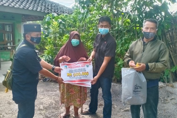 Kepala Desa Sukasenang Iwan Ridwan (berkopeah) menyerahkan bantuan BLT dari Dana Desa untuk warga yang luput program bantuan pemerintah, Kamis (5/08/2021)