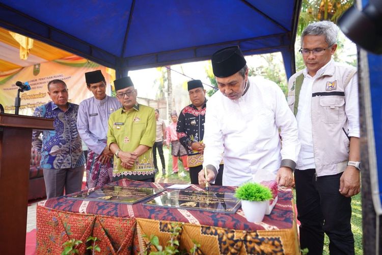 Gubernur Riau Syamsuar saat meresmikan dua ruas jalan, yaitu Jalan Muara Takus menuju Dusun Batas dan Jalan Rokan menuju Pendalian - Dusun Batas di Kabupaten Kampar, Jumat (13/10/2023).

