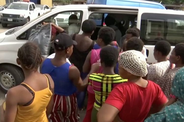 Potongan rekaman video memperlihatkan para perempuan yang dibebaskan oleh polisi pada 30 September 2019 dari fasilitas bersalin ilegal di Lagos, Nigeria, yang digunakan sebagai lokasi penjualan bayi.