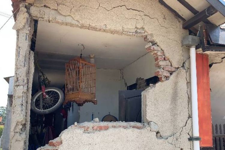 Sejumlah bangunan di Desa Cibeureum, Kecamatan Kertasari, Kabupaten Bandung, Jawa Barat, rusak berat akibat guncangan gempa 4,9, Rabu (18/9/2024)