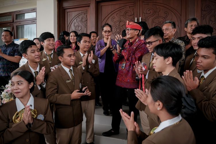 Menteri Pariwisata dan Ekonomi Kreatif Sandiaga Uno  dalam pembekalan LO G20 Mahasiswa Poltekpar Bali di Gedung I Gede Ardika Poltekpar Bali.