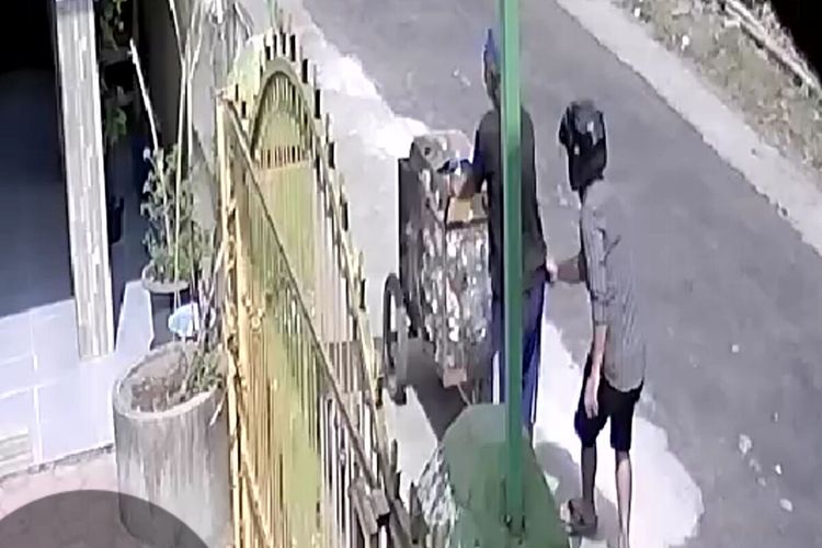 Tangkapan layar kamera CCTV yang merekam detik-detik penjambret mengambil uang dari saku celana Poniman, pemulung penyandang disabilitas di Blitar.