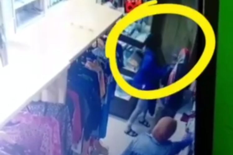Tangkapan layar video rekaman CCTV aksi pencurian empat ibu-ibu di outlet Malang Strudel.