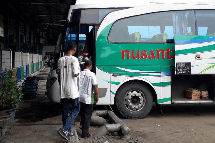 Sejumlah penumpang berjalan menaiki salah satu PO tujuan masih dalam provinsi di Terminal Bus Kota Tegal, Rabu (13/5/2020)