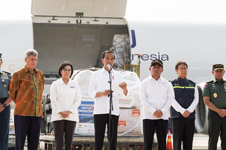 Presiden Joko Widodo melepas bantuan tahap kedua untuk masyarakat Palestina di Gaza melalui Pangkalan TNI Angkatan Udara Halim Perdanakusuma, Jakarta, Senin (20/11/2023) menggunakan maskapai BBN Airlines Indonesia.