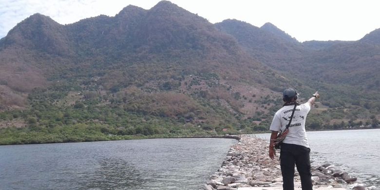 Bukit batu dan jembatan batu di Pulau Kojadoi, Kabupaten Sikka, Nusa Tenggara Timur, Sabtu (11/5/2019).