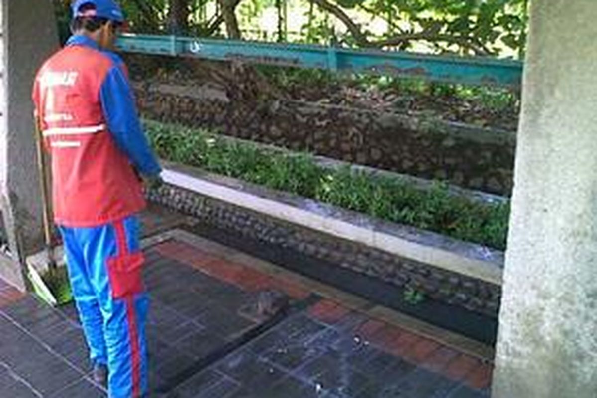 Petugas kebersihan Ancol menyemprotkan cairan karbol di TKP