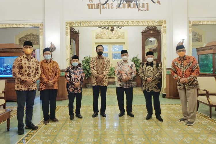 Presiden Partai Keadilan Sejahtera (PKS) Ahmad Syaikhu bersama jajaran DPP PKS bertemu dengan Gubernur DI Yogyakarta Sri Sultan Hamengku Buwono X di kantor Gubernur DIY, Senin (7/6/2021).