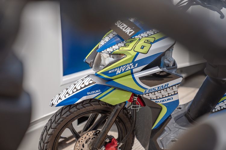Saat tes pramusim MotoGP Mandalika 2022, pebalap dan kru tim Suzuki Ecstar menggunakan motor paddock Suzuki Nex II dan Nex Crossover.